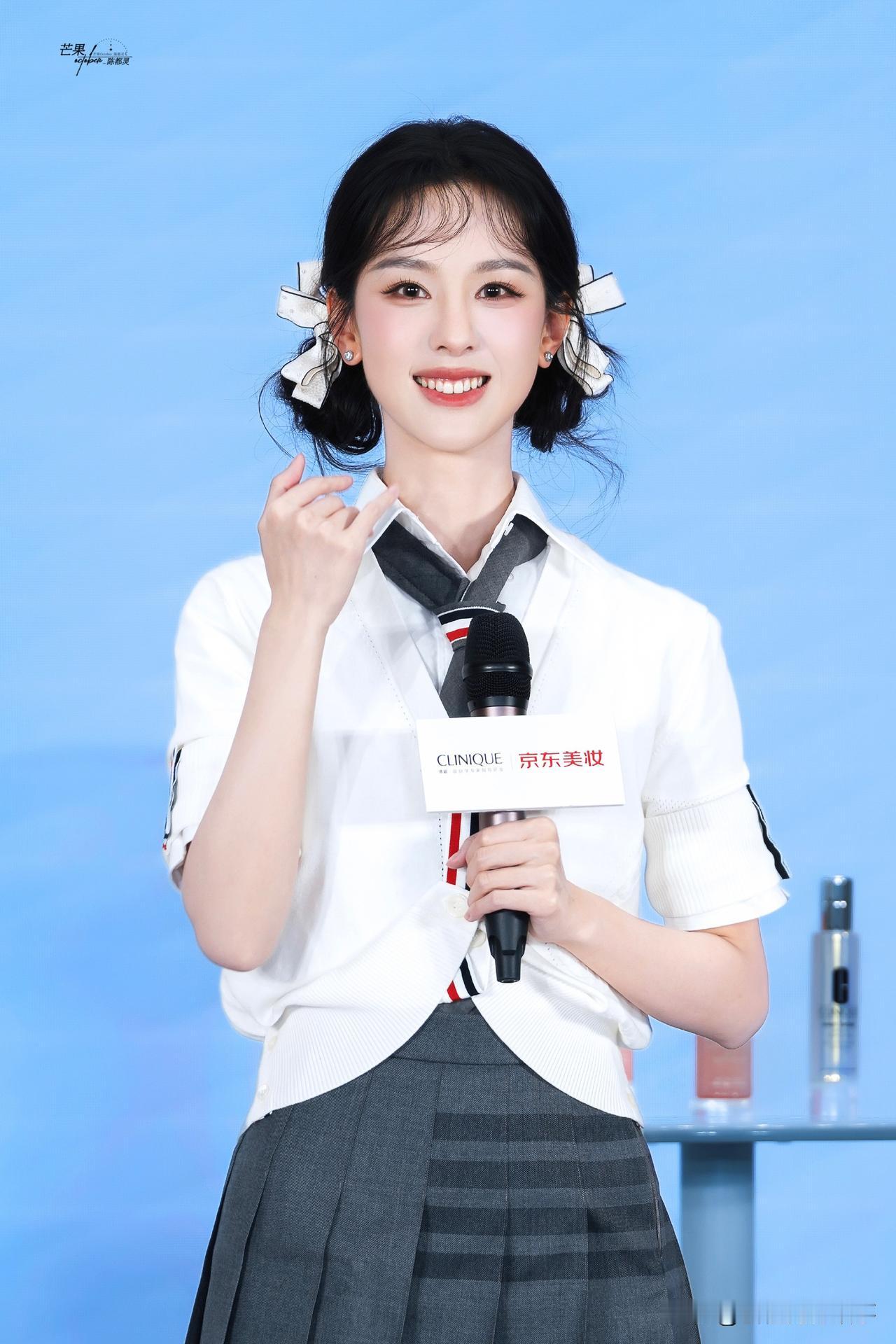 陈都灵这是什么“青春具象化”现场啊！
 
白衫叠搭灰裙，领带藏着红黑细条，发间蝴