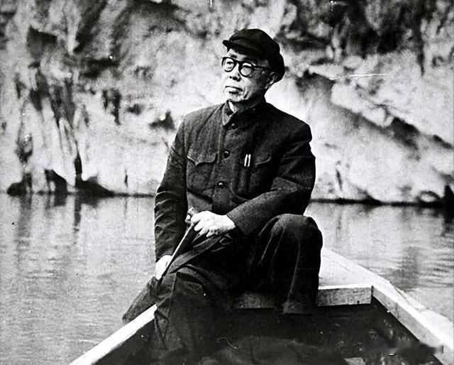 田汉生平事迹简介。中国现代戏剧奠基人、革命文艺运动先驱，田汉，字寿昌，1898年