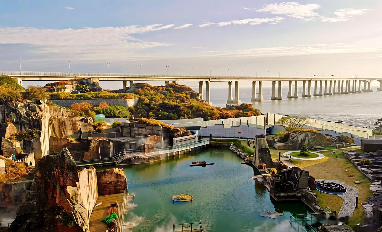 2025年12月，漫步岱山双合石壁，冬日暖阳为千年采石遗迹镀上暖金。刀削峭壁间，