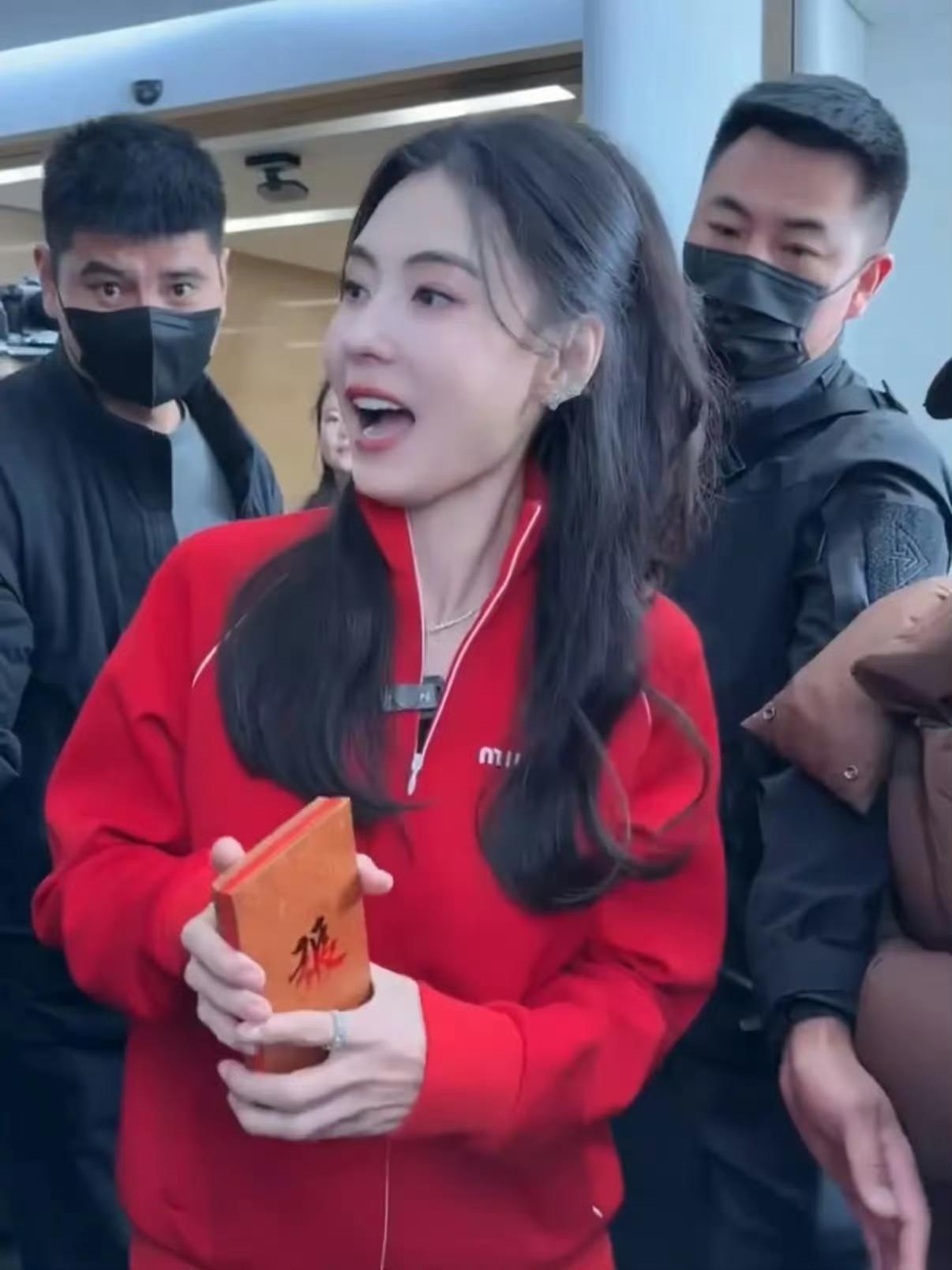 张柏芝暂缓澳洲陪读计划，年后复工状态饱满，一身红衣派发红包，喜庆洋溢