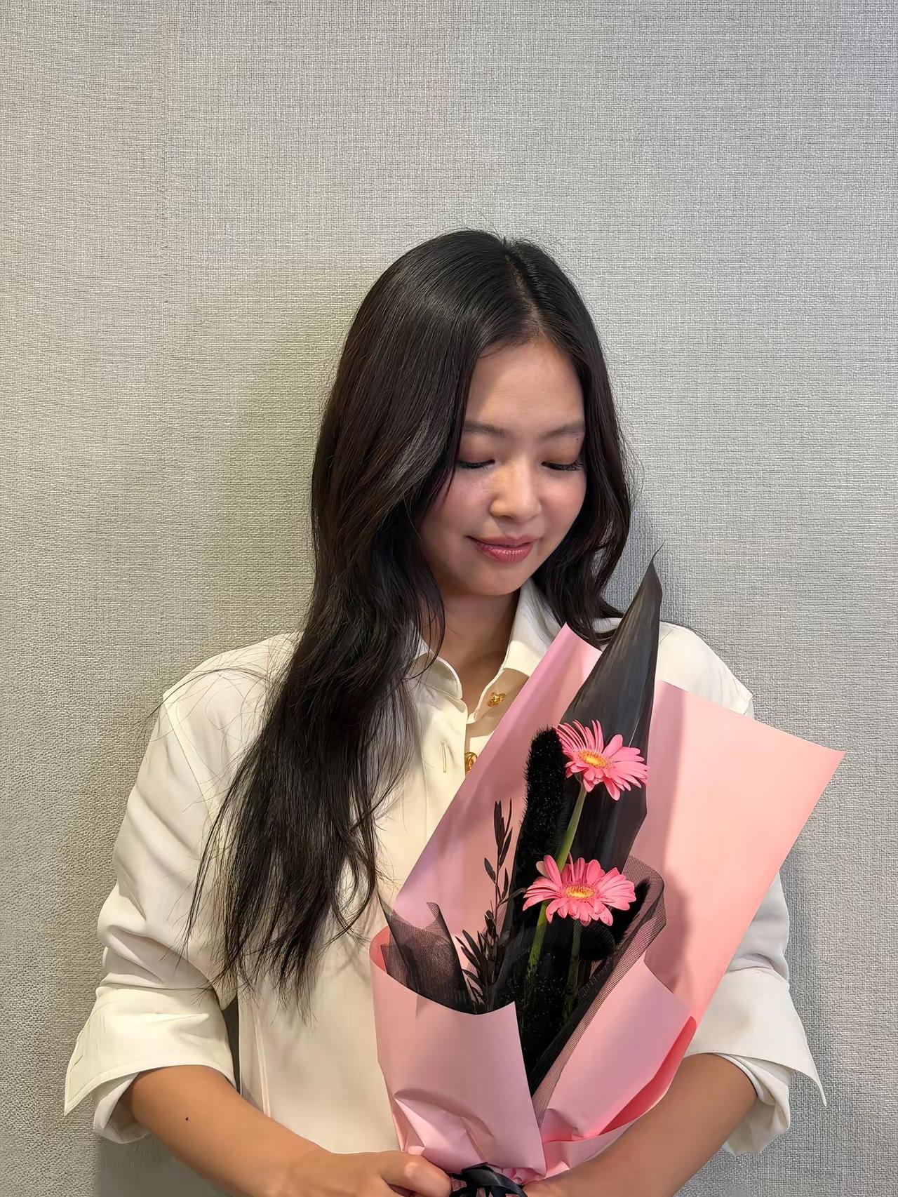JENNIE WVS更新。大家好，我是JENNIE为了纪念BLACKPINK十周