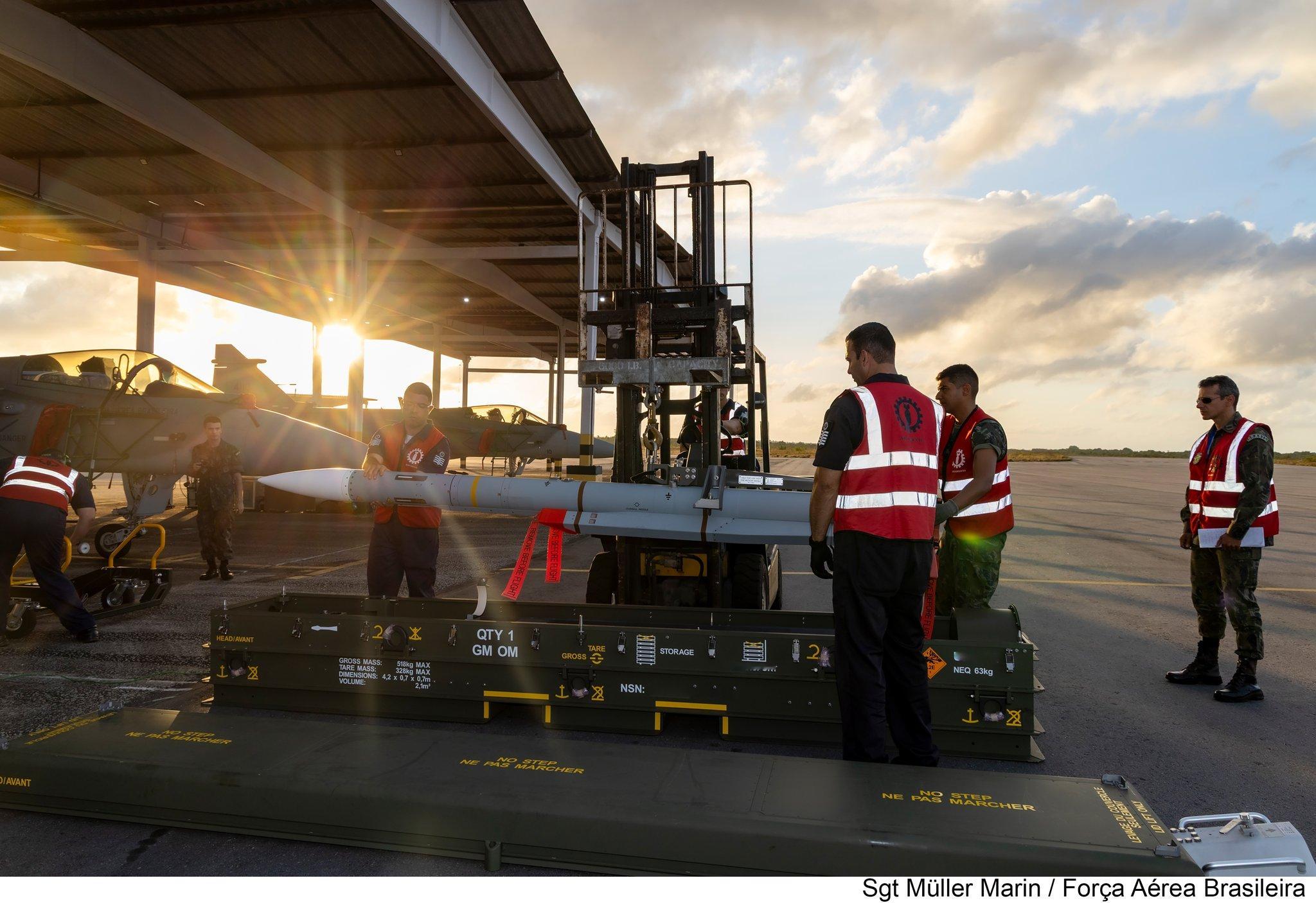 萨博鹰狮挂载流星导弹 
