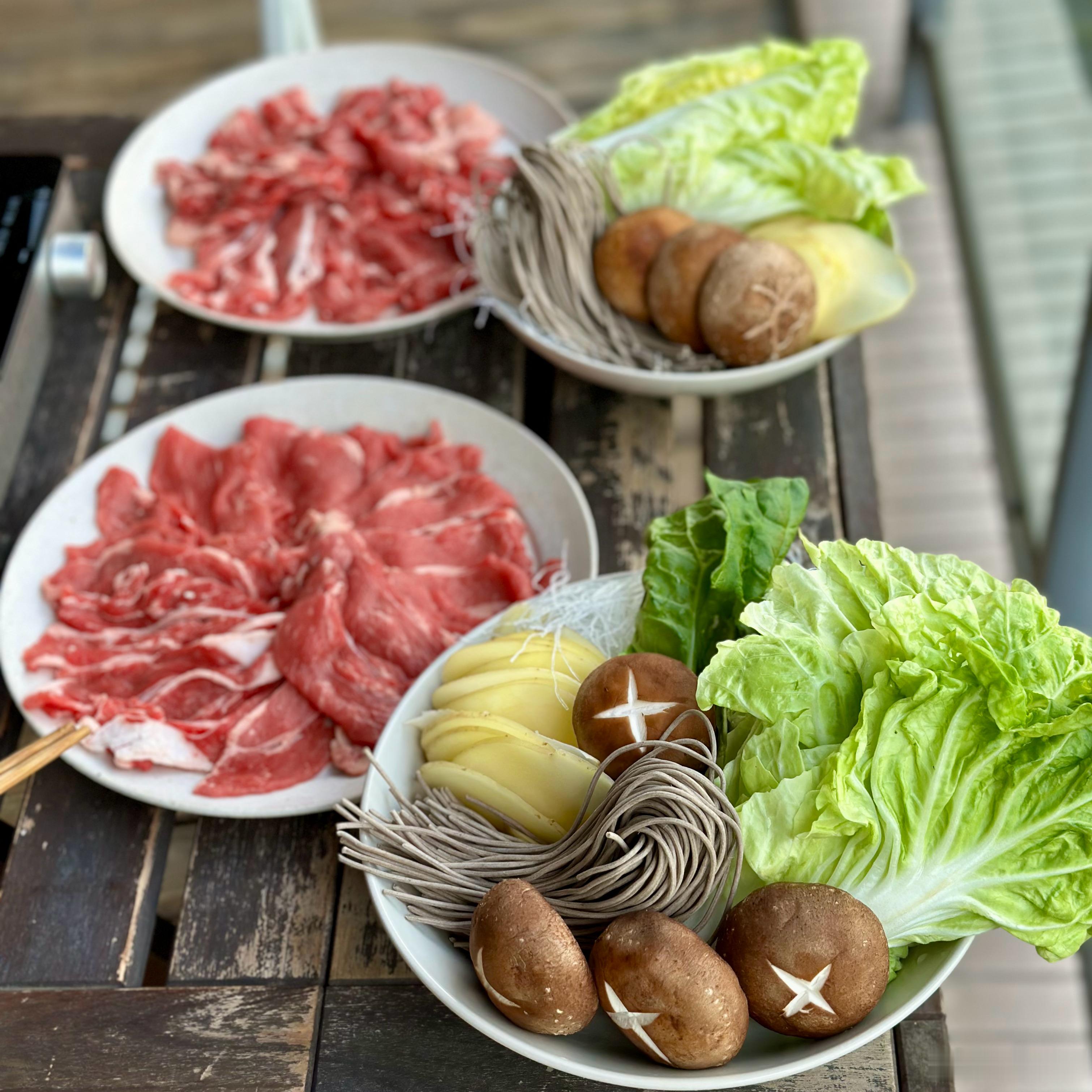 难得今天成都的室外温度不高，在阳台上吃个贵州酸汤牛肉火锅。小风吹着，感觉不错。 