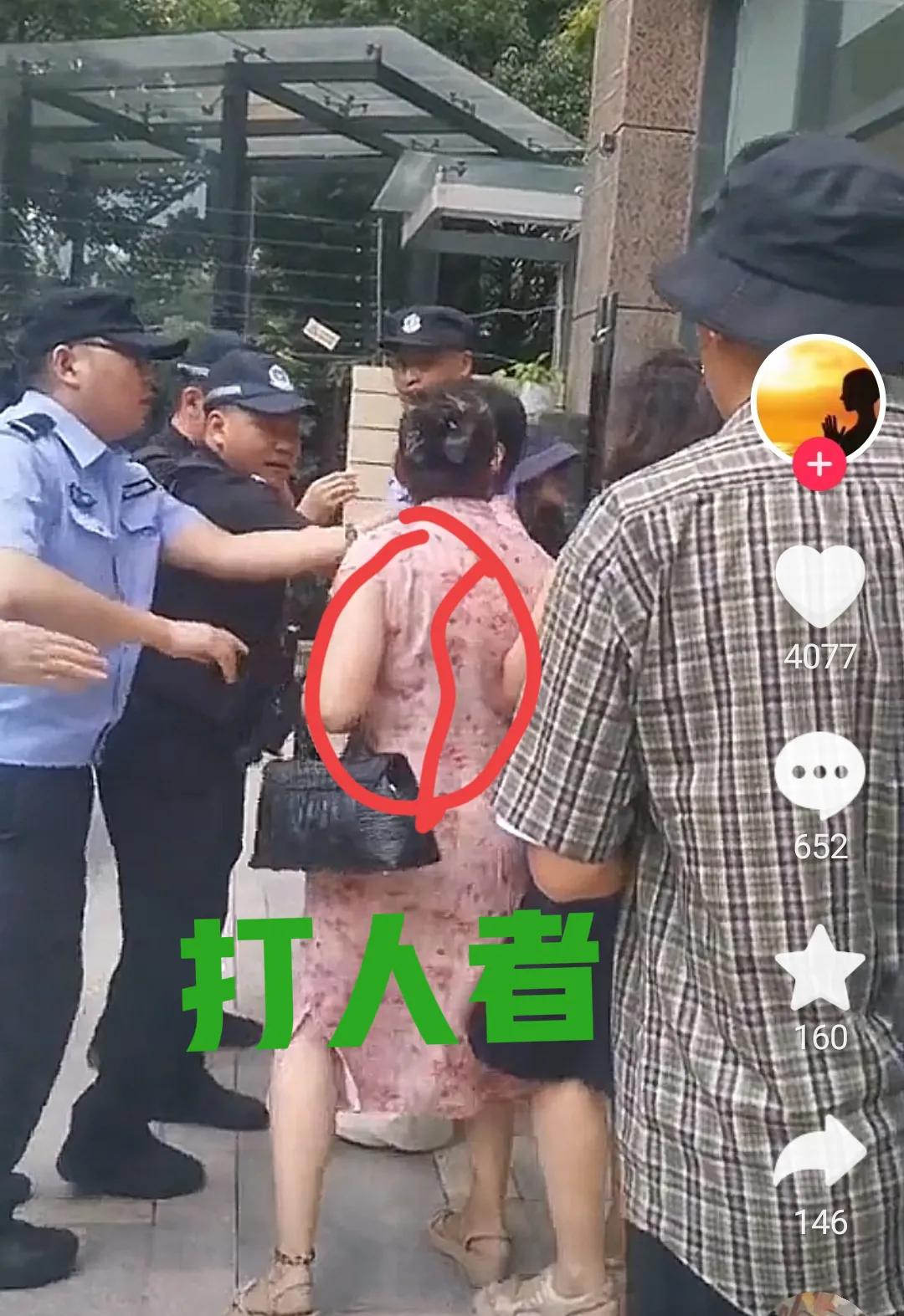 二八之众说纷纭的打架。
二八昆明好乱好假。
据很多人都说恒苏被老潘打了。但是我们