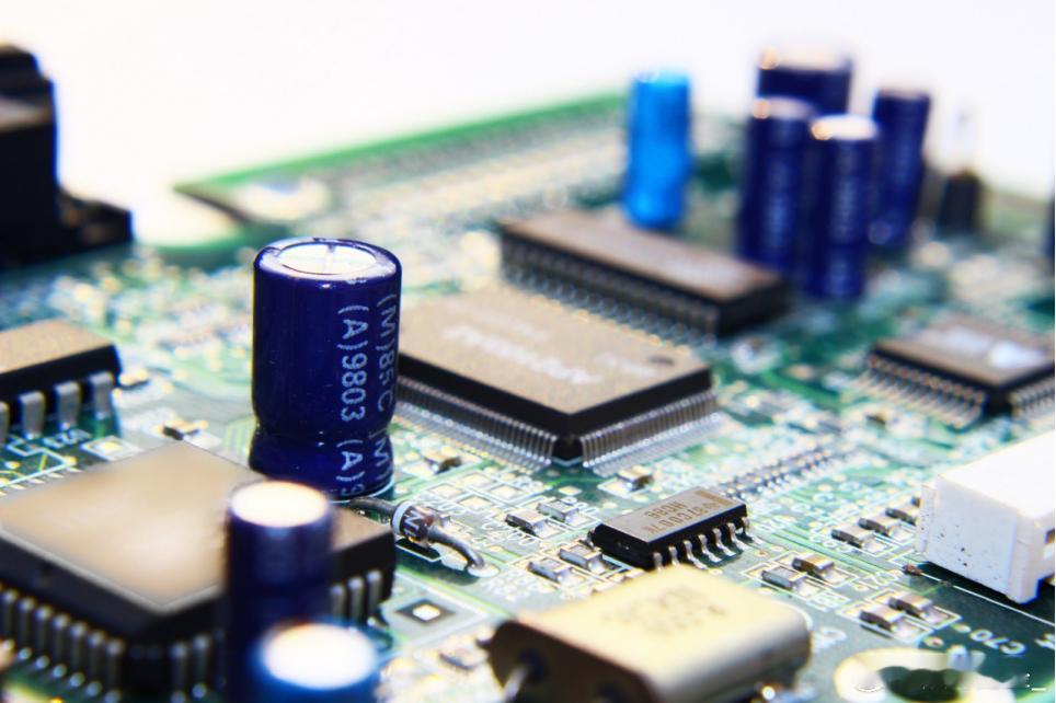 被动元器件大厂国巨近期向客户发出涨价通知，受晶圆成本大幅上涨影响，公司计划自2月