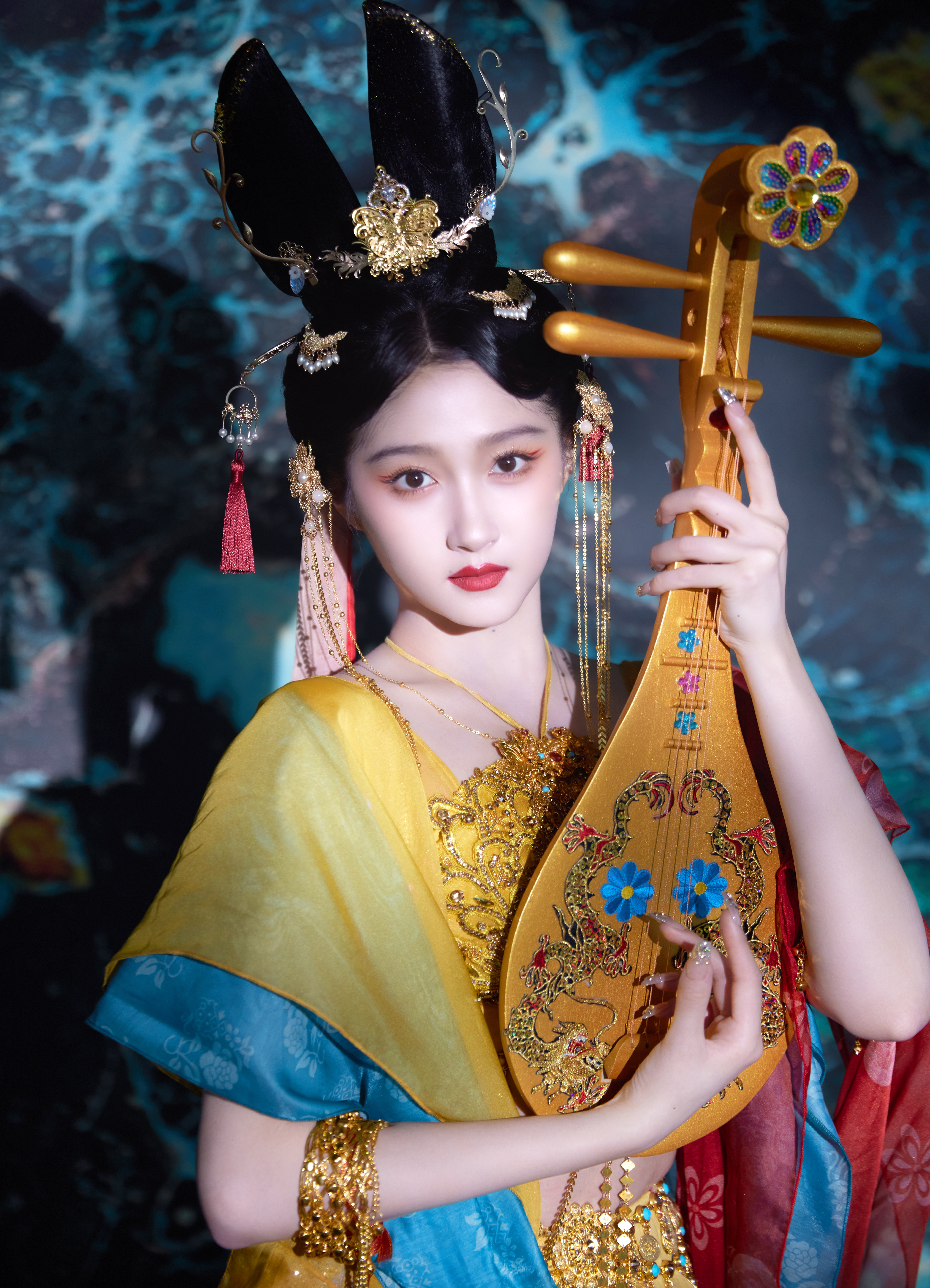 #关晓彤[超话]##关晓彤敦煌飞天妆# 灵动飘带掀起绮丽浪潮，手挥琵琶奏响华彩乐