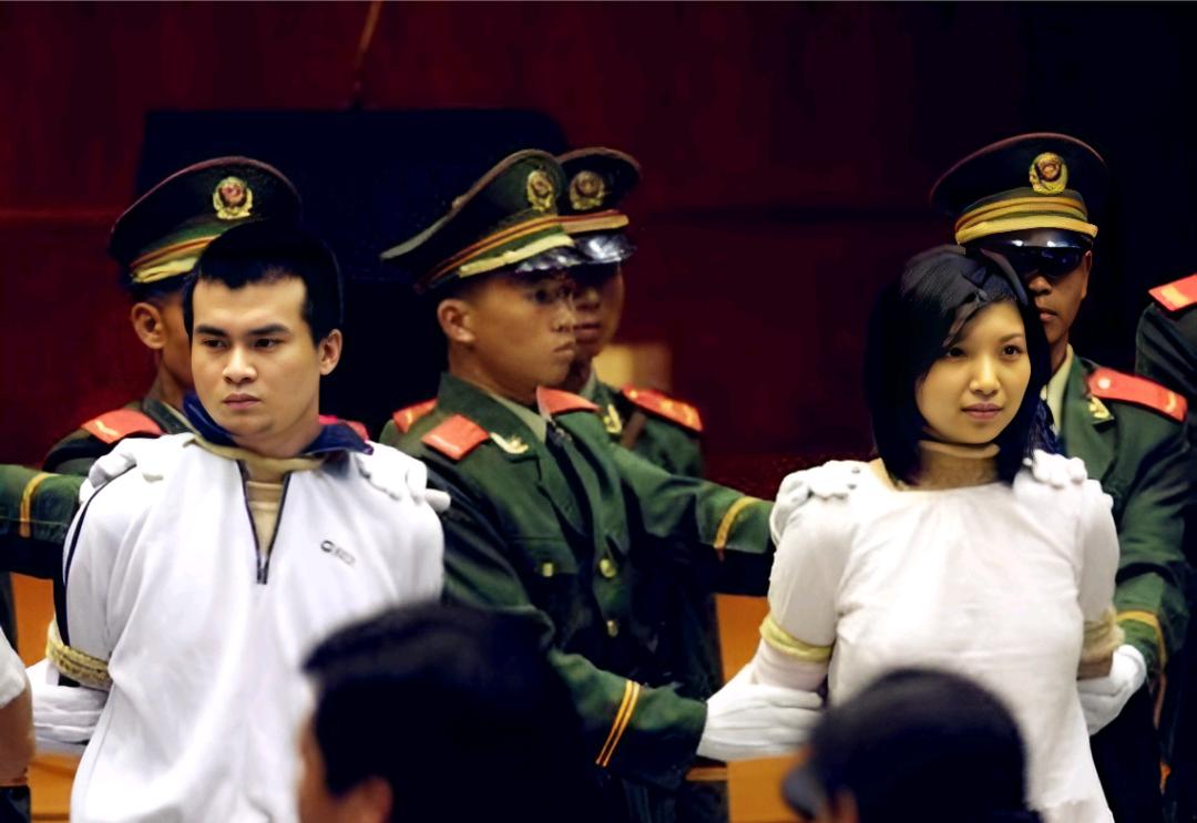 2002年8月16日，广州中院，死刑犯刘冬梅和王琅，在庭审现场留下了这张照片。

