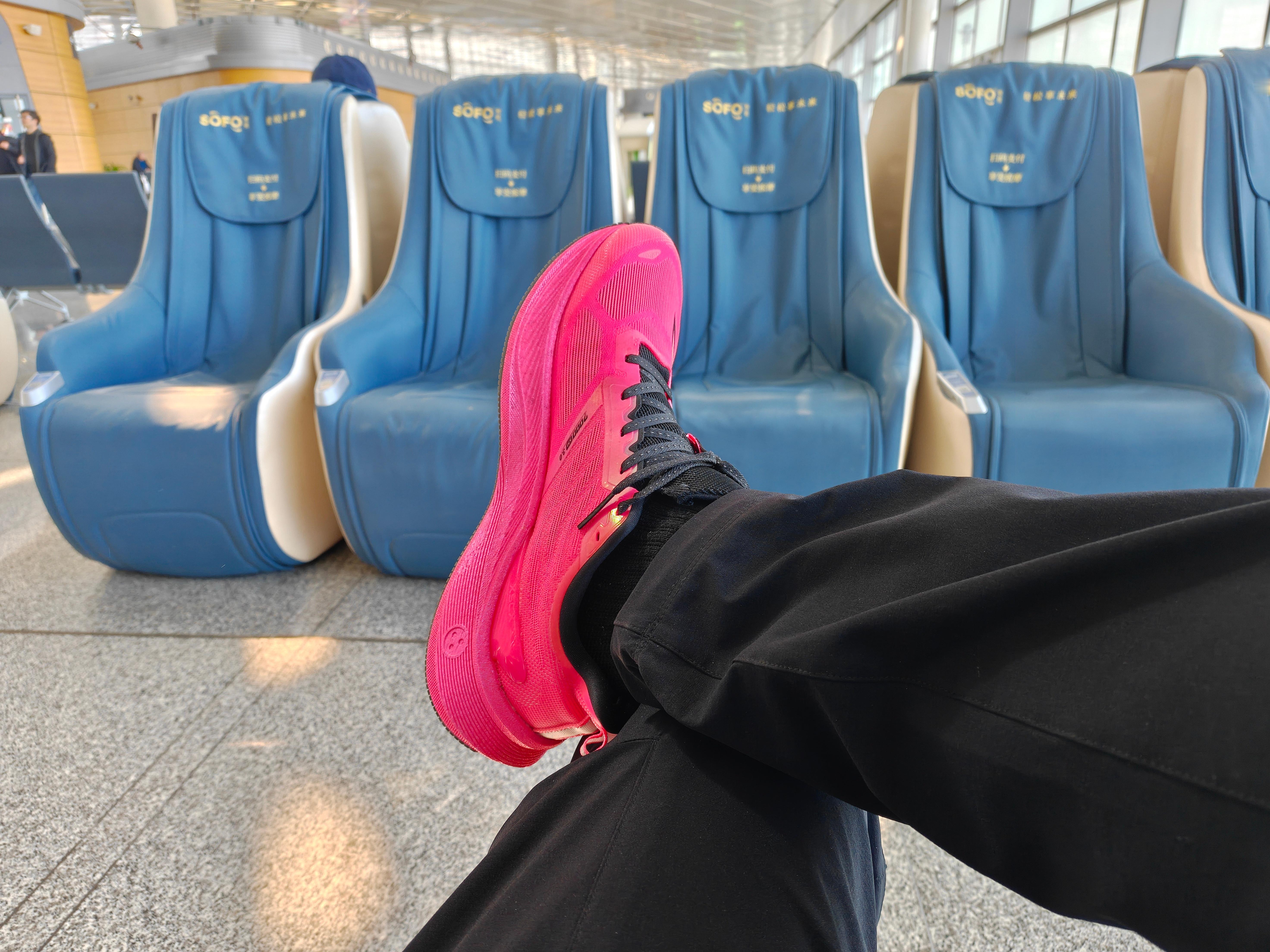 经过昨晚的血糖大幅下降的体验得寸进尺的中年少登之我把水杯也带上了，出差直接穿跑鞋