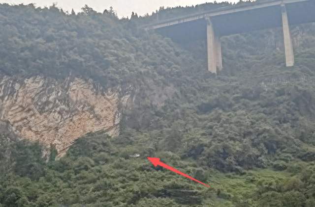 领克新车坠崖百米，车主奇迹生还