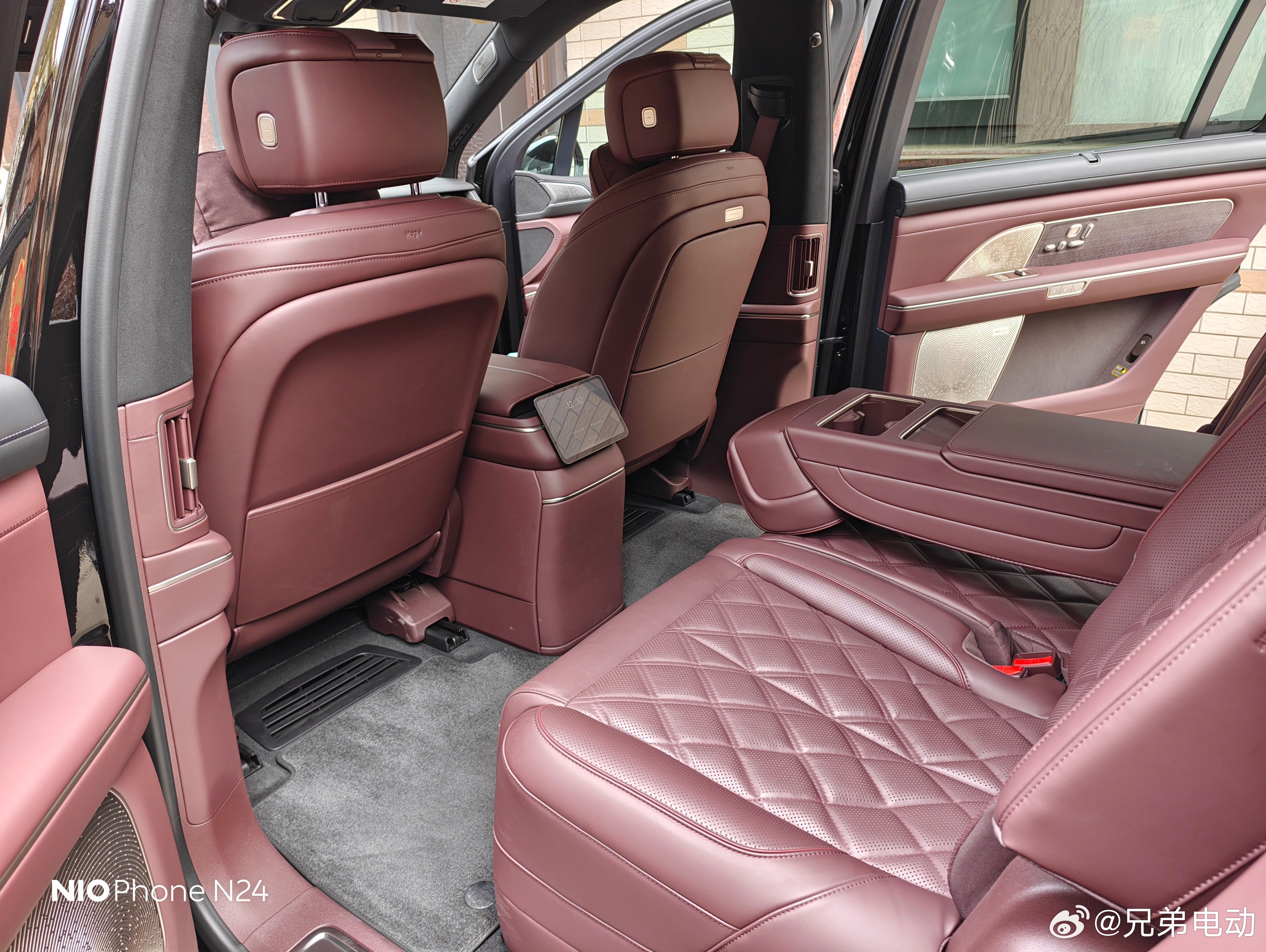 开着大7座ES8带娃出去玩玩，各种玩具带了好几个，有泥土的RC车放前舱，分舱合理