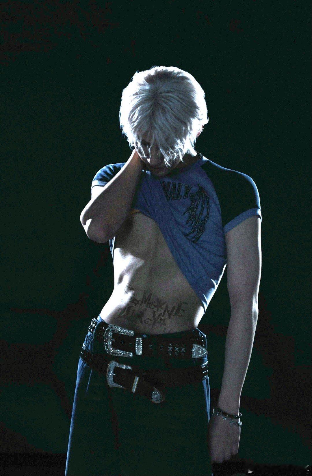 啊啊啊调亮看看，好不一样的风格 张真源白发裸腰造型