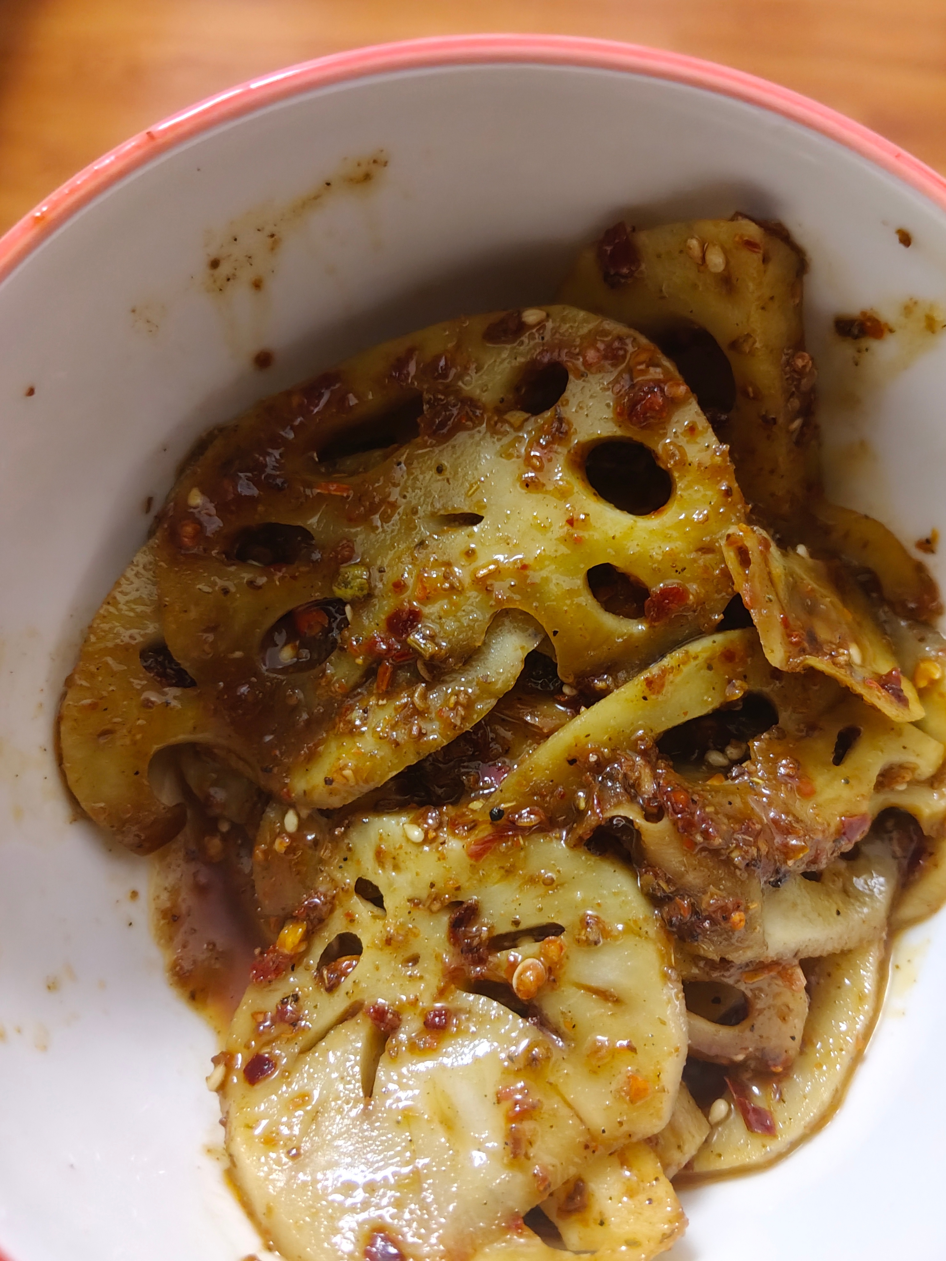 凉拌藕片加了芝麻香油，味道提升了今年下半年最明显的进步就是厨艺，对我来说有了一个
