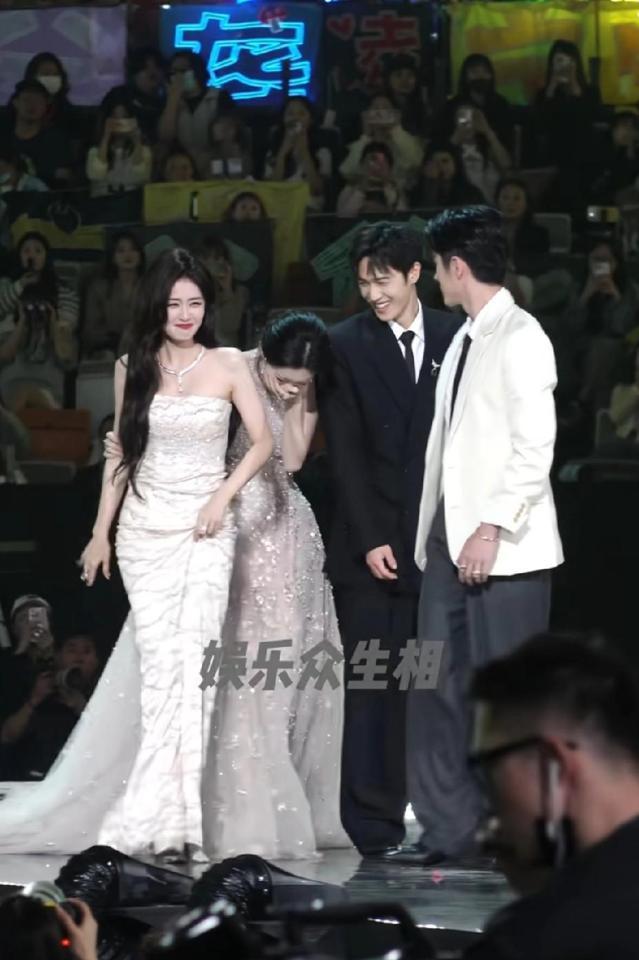 NG最多次的镜头，往往最能成神。
监视器里，孟子义摔倒，白鹿伸手去捞。
发现对方