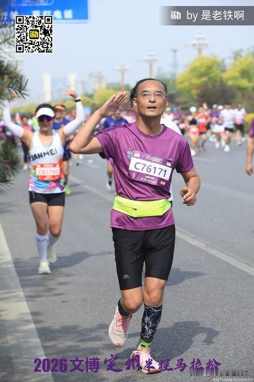 身穿夏装，一个人奔跑在大街上。10公里跑完全身大汗淋漓，漫步走在大街上，看着车来