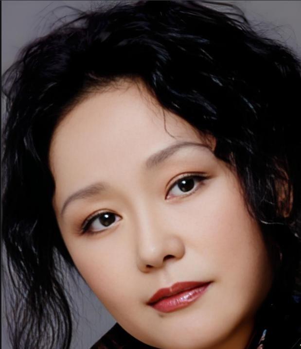 1979年，饰演潘金莲的廖学秋因为拍戏，和老公分别了六个月，她归心似箭，往家赶，