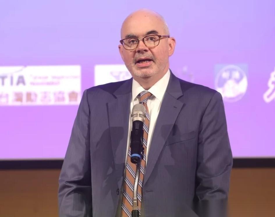 这个美国人又跳出来说三道四了。台媒报道，“美国在台协会”（AIT）处长谷立言今天