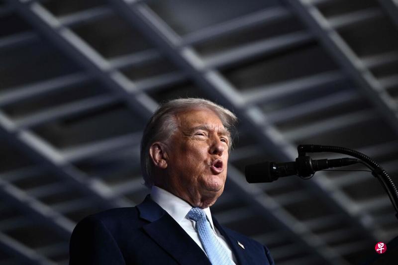 路透社报道，美国总统特朗普11月21日宣布立即终止对居住在明尼苏达州的索马里人的