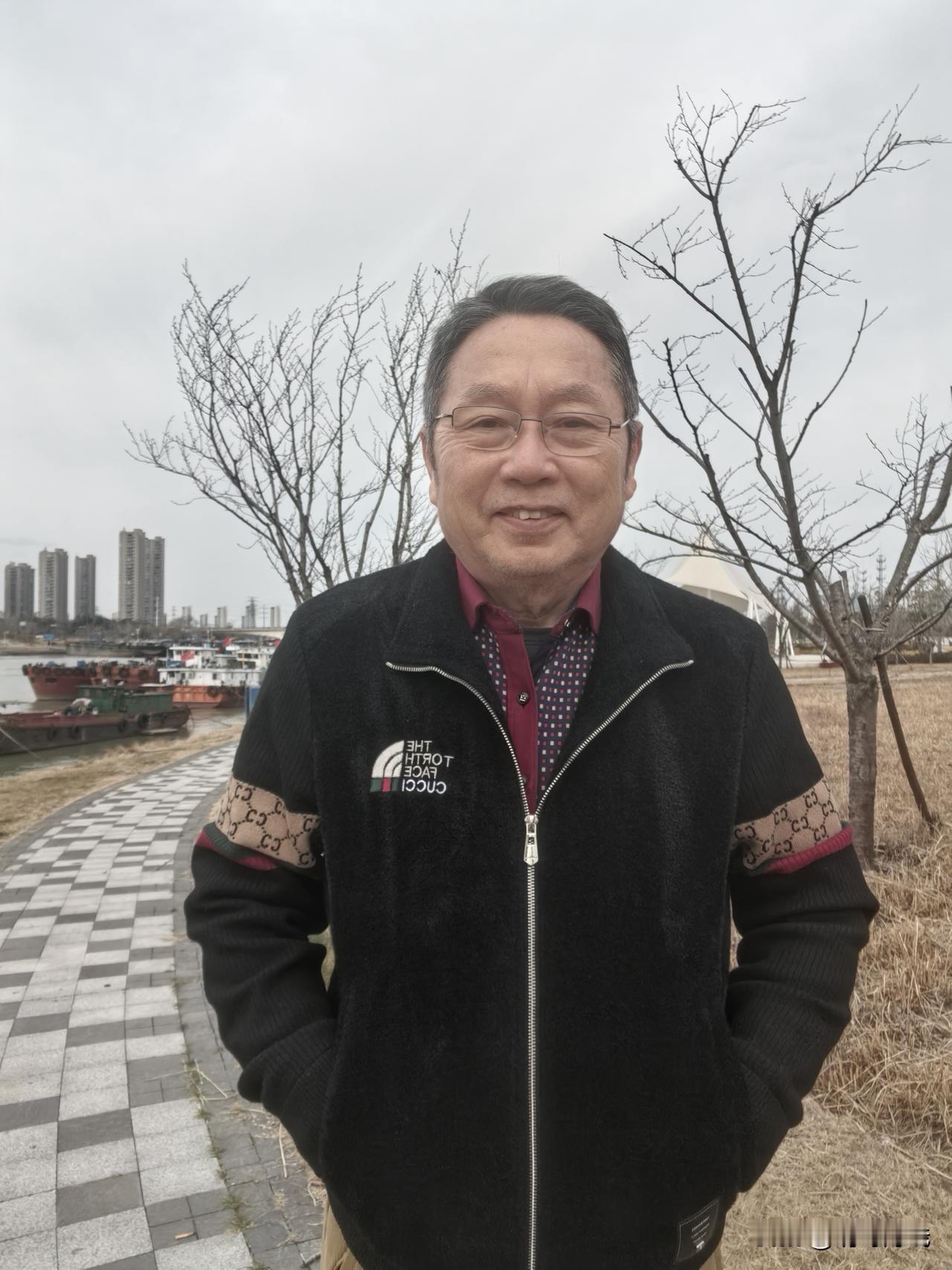 人老了接纳平凡普通亦是圆满
 
有的人老了以后,总是不服老。总忘不了年轻时候的风