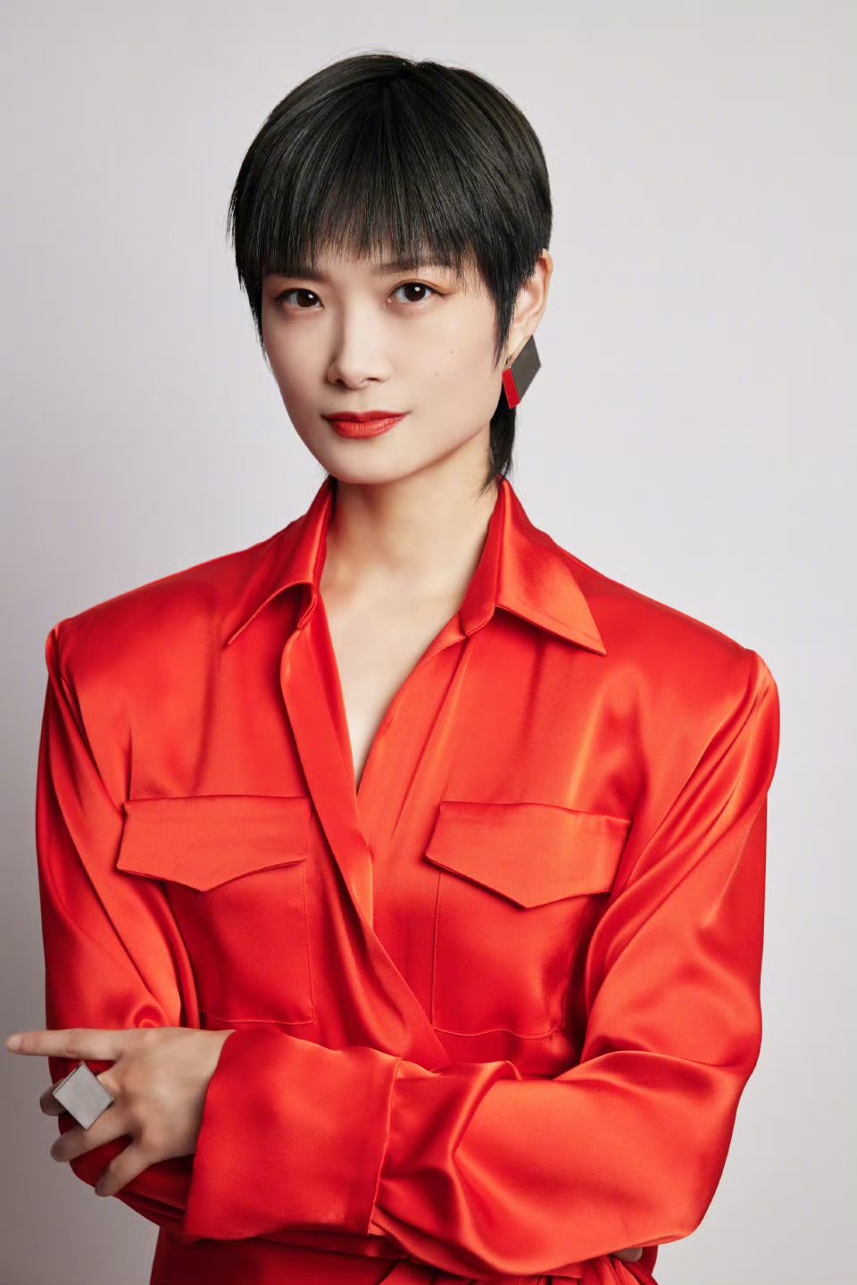 李宇春北京台春晚路透  春春现身北京台春晚录制现场，路透照让人眼前一亮，期待春晚