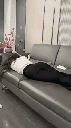 这么漂亮的小姐姐，你也舍得下手
