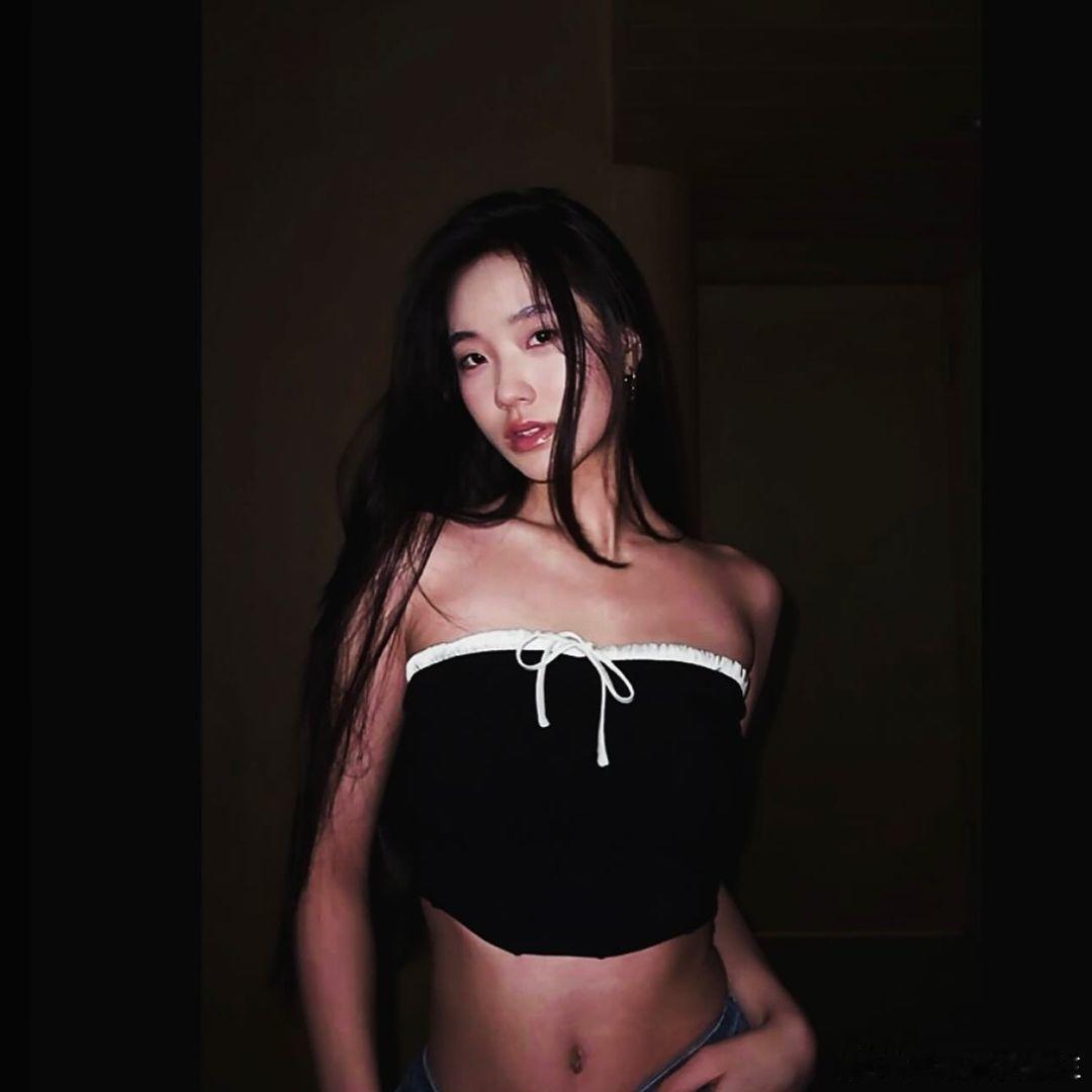 小S二女儿Lily晒露背照，一连换6种姿势秀美背，网友劝其好好读书不要进娱乐圈 