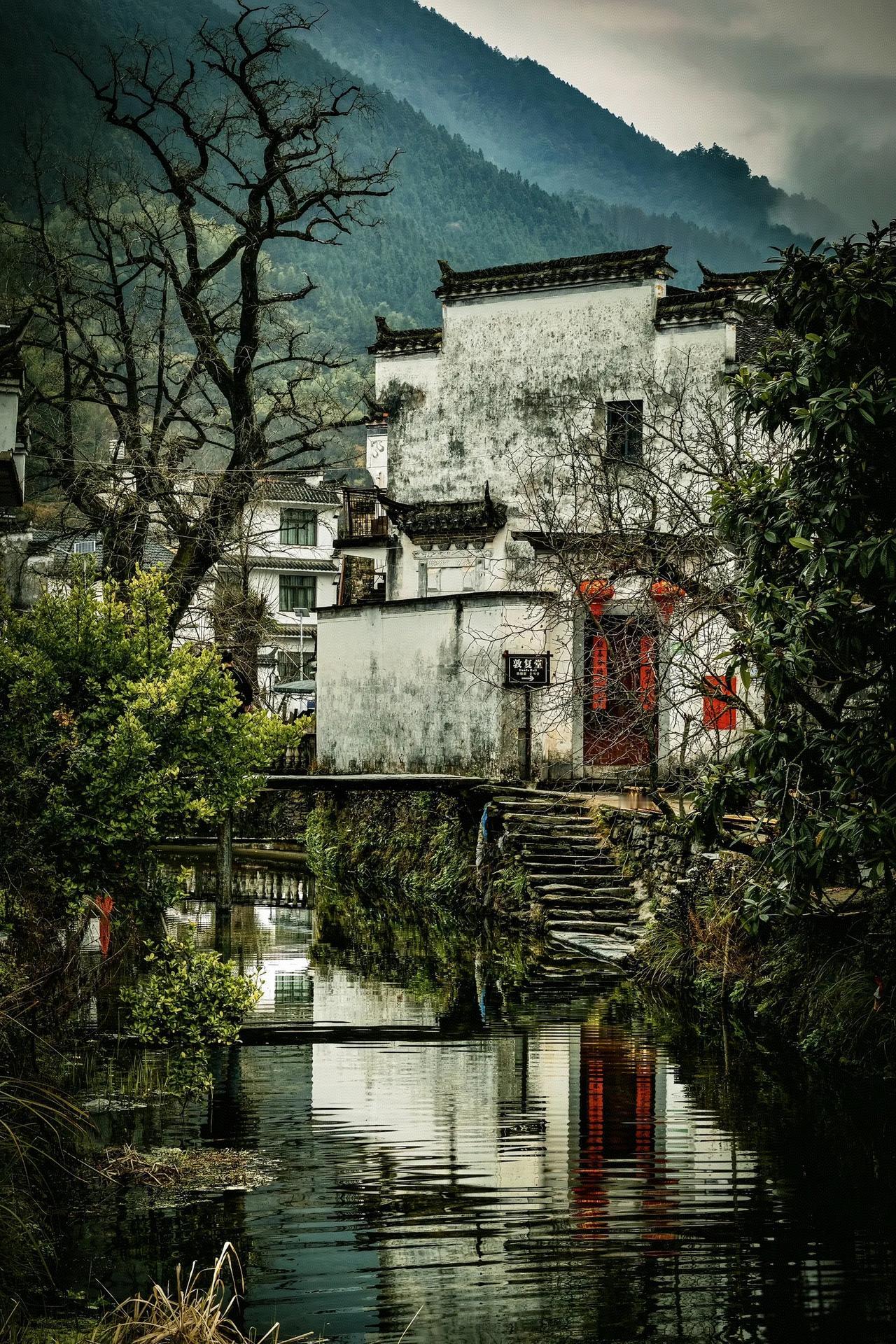 我特别心疼我们的一位学生。那小姑娘每天上课极其认真，全神贯注地听课，工工整整地记