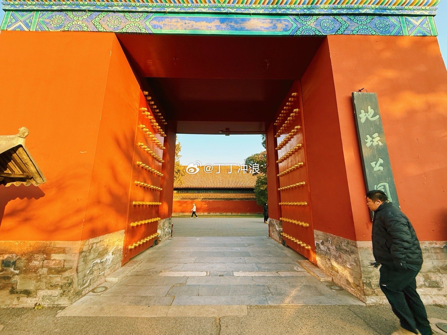 最熟悉的北京地坛公园，走出南门，一直向南就是雍和宫了。摄影