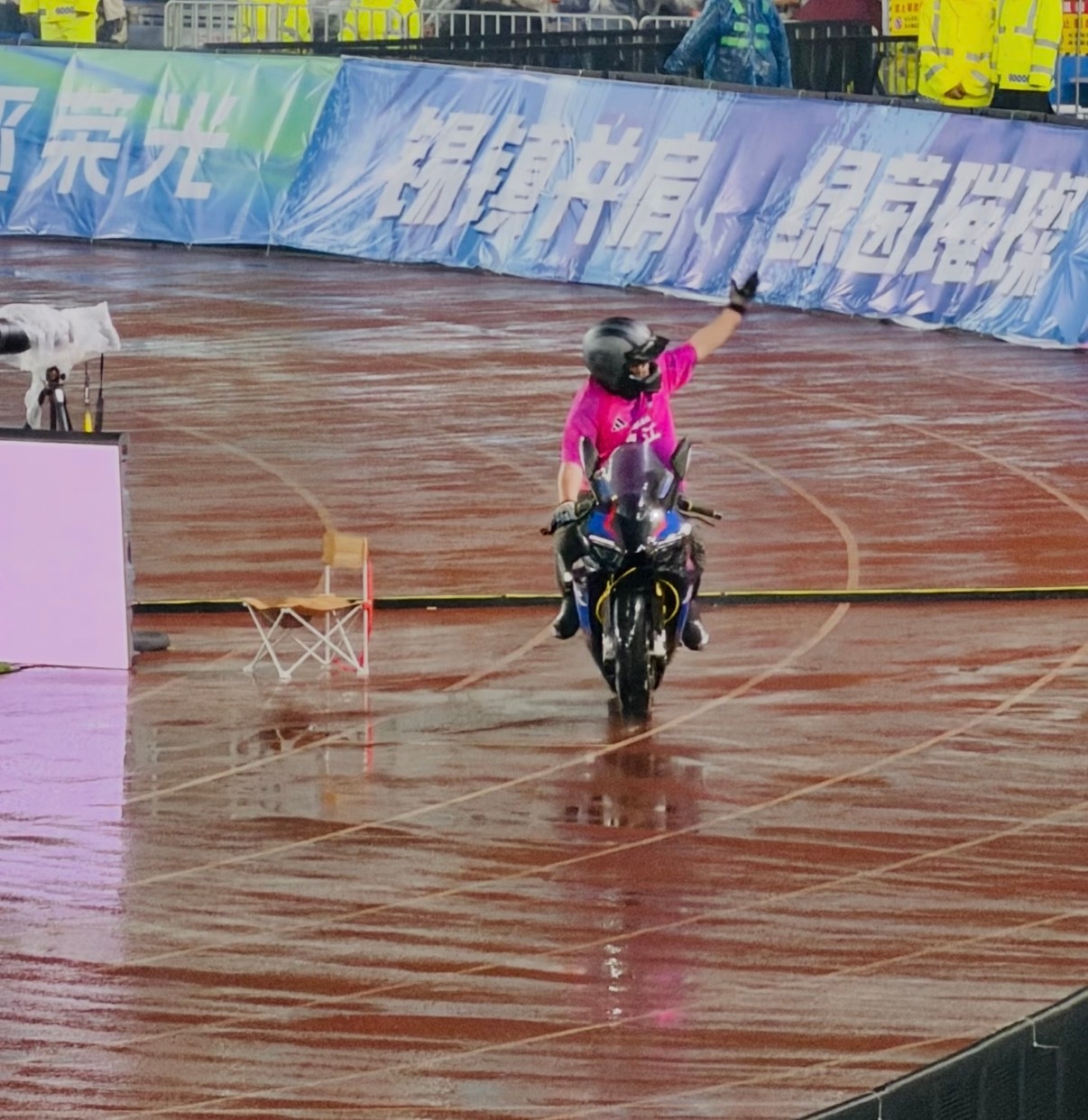 苏超开幕式，常州主场铁骑骑着新电摩巡场，无锡主场张雪机车队轰鸣助阵。一东一西，一