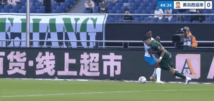 浙江对青岛西海岸的比赛中出现禁区摔倒争议判罚。
浙江队托利奇杀进禁区和西海岸球员