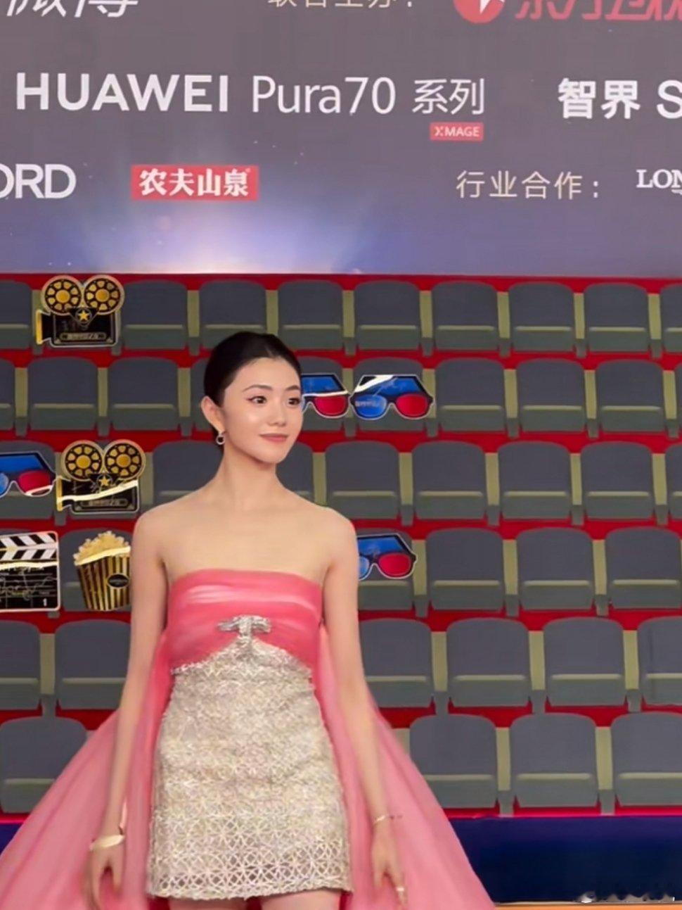 刘浩存的造型师恐怕跟她有仇！！但好在存子状态很好撑住了[亲亲]都开始怀疑当初全网