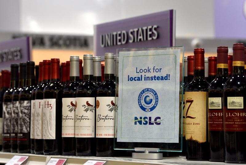 美国再次挥舞“关税大棒”，背后藏着不少算计。此前特朗普政府原有关税工具被最高法院