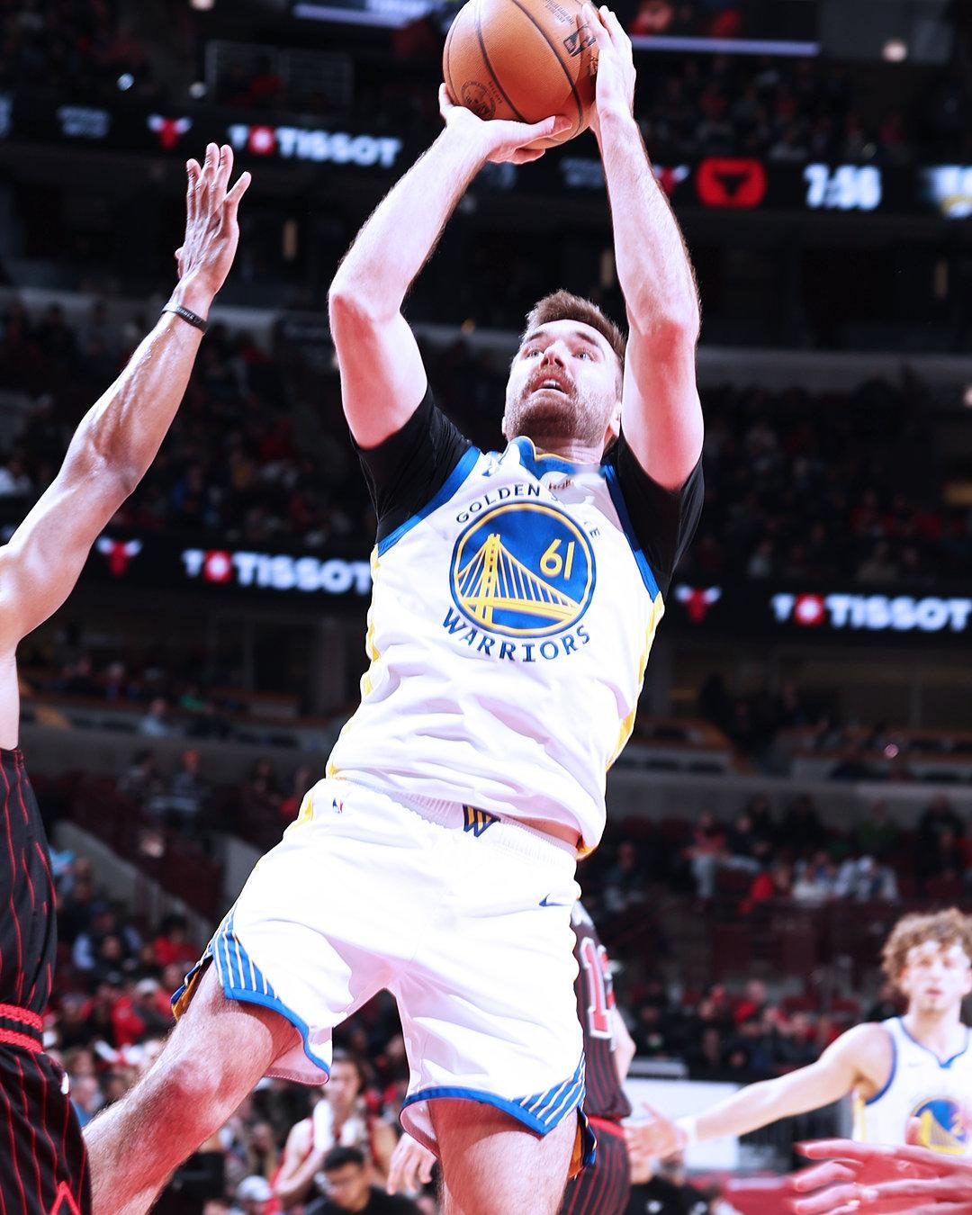 斯宾塞12分，6助攻，5篮板，1抢断。勇士背靠背大胜公牛勇士战胜公牛