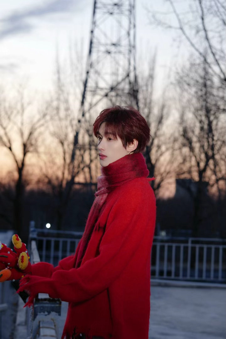 丁程鑫天台故事plog 丁程鑫天台故事plog来啦  红色毛衣vs黑色短袖，不管