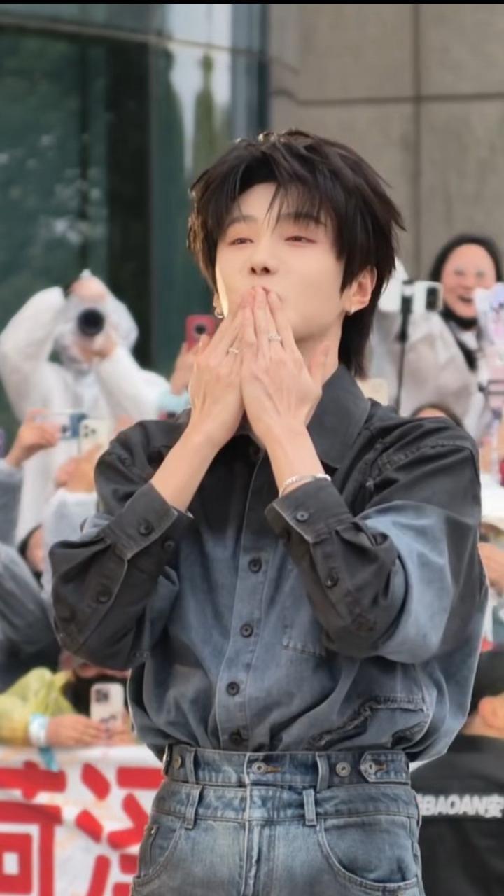 云旗郝熠然 你们保护好自己祝郝熠然曼谷演唱会顺利～期待你在舞台上火力全开