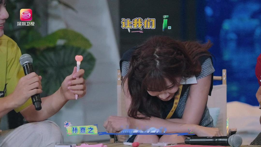李艺彤一分钟速成惊鸿舞 这到底是什么神仙综艺感啊！李艺彤一分钟速成的惊鸿舞，居然