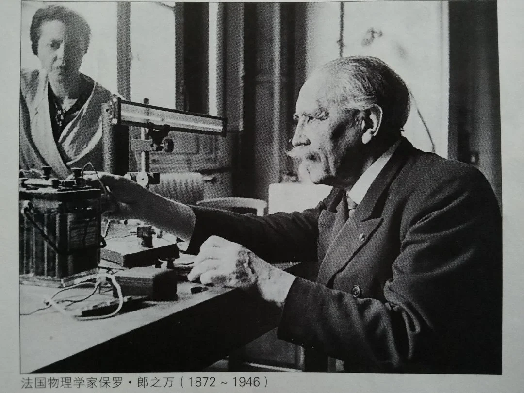 居里夫人丈夫死后与丈夫的学生郎之万同居。她“辣眼睛”的情书被郎之万的妻...