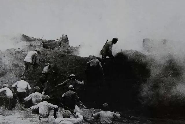 1942年春，五十多个中共的高级干部，被自己人卖了，困在甲山顶上，面对三千日军围