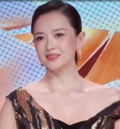 汪峰怕是肠子都悔青了
章子怡近日现身，短发齐耳，看着似乎比前段时间瘦了不少，但又