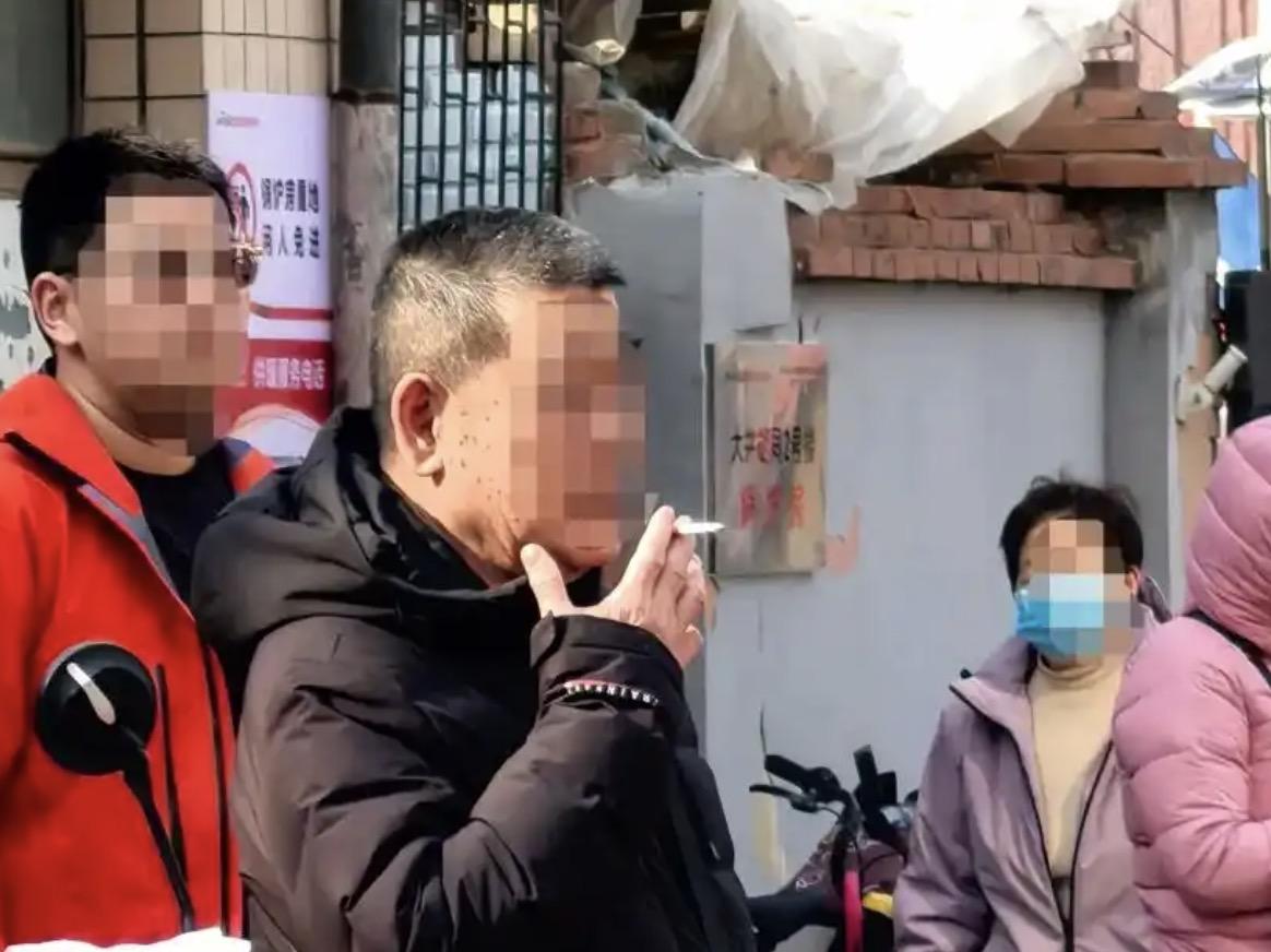 虽然吸烟是有害健康不假，但抽烟是每个人的自由，这一点无可厚非，但咱们也不能不分场