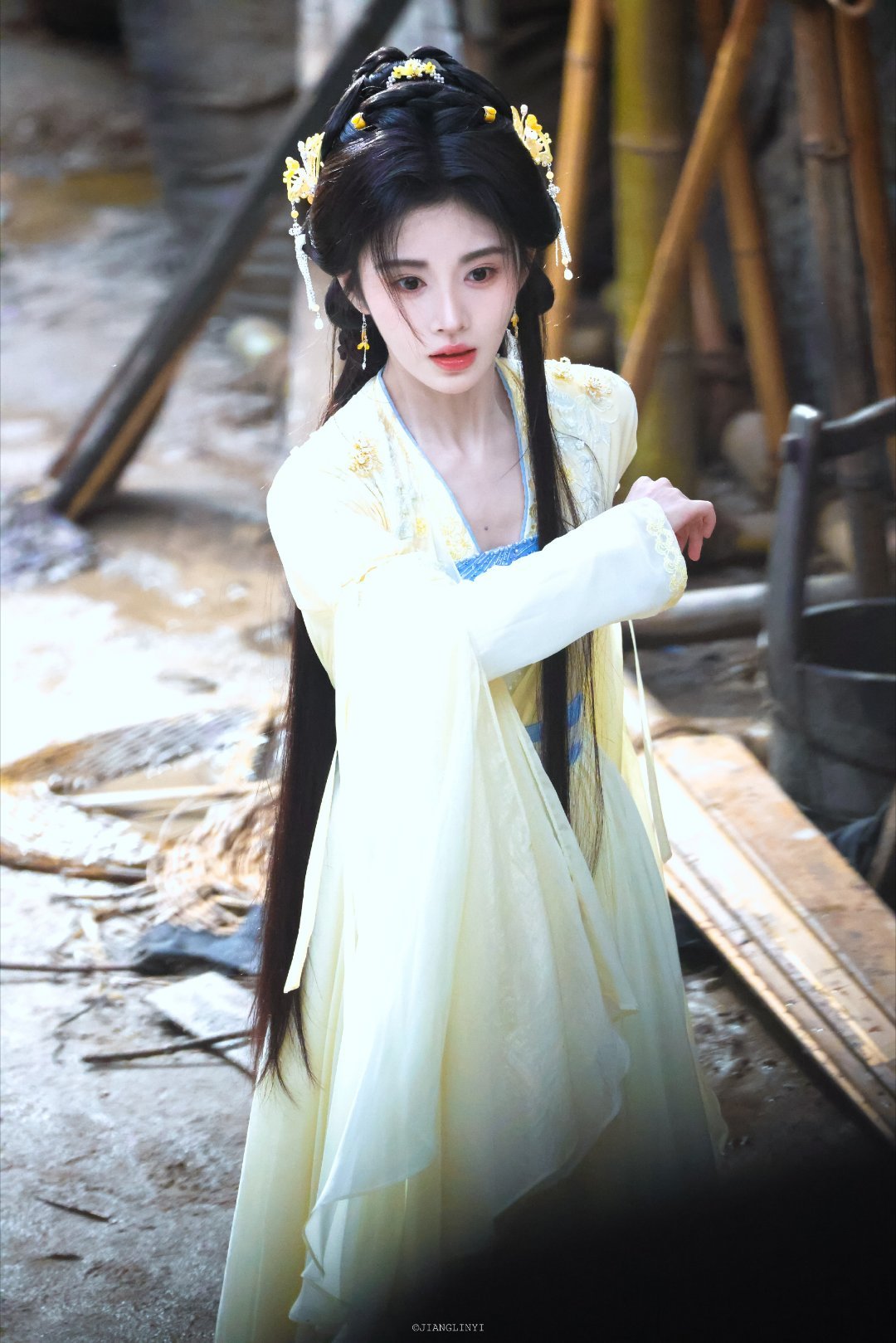 鞠婧祎 jjy鞠婧祎姜黎菲 月光温柔，晚风清凉，空气中流淌着蜜香，所有的星星都落