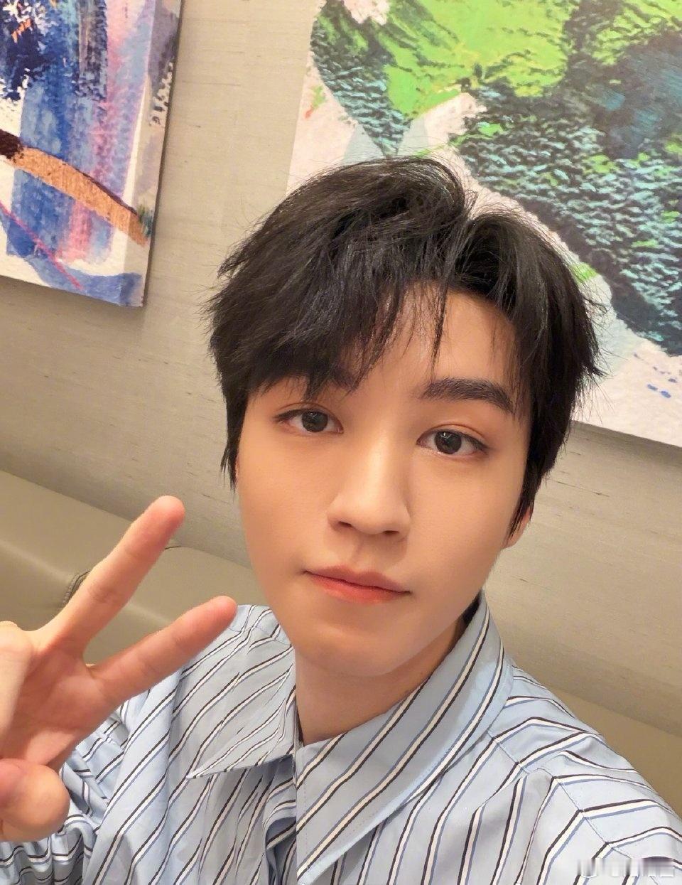 王俊凯红鞋底都泡发了王俊凯晒战损版红鞋底  还得是红底鞋（虽然是战损版） 