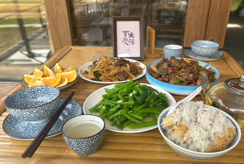粗茶淡饭出自宋朝大诗人黄庭坚的《四休导士诗序》，“粗茶淡饭饱即休”。
饮食简单、