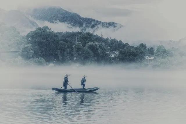 七绝 春江行
半篙烟雨半篙风，
载酒兰舟入画中。
谁立桃蹊抛碧水，
源头瀑布映彩