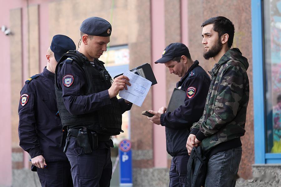 俄总理：俄境内约有百万非法移民
 
俄总理米舒斯京在国家杜马回答议员提问时表示，