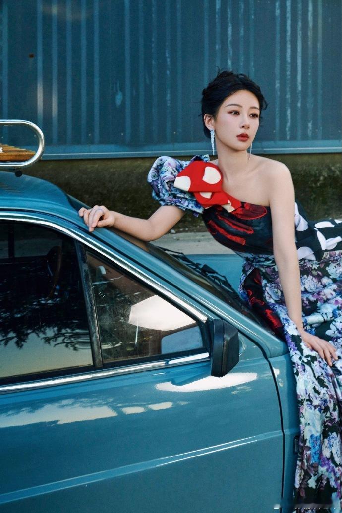 #杨紫露香肩了##杨紫半露香肩# ​​​真的被杨紫半露香肩的风采所吸引，她的美丽