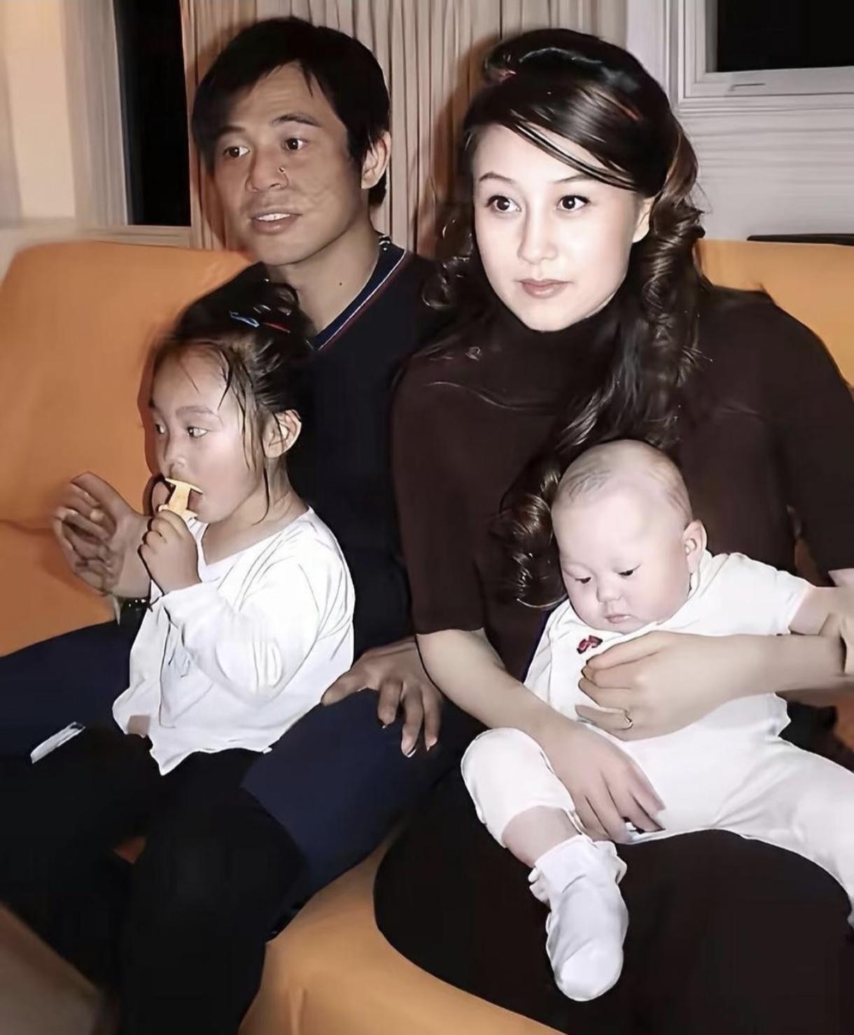 李连杰夫妻俩长得都挺好，生出的孩子似乎就只有中等人姿。利智真的很漂亮，为啥很多人