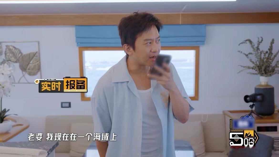 #邓超手机壳##哈哈哈哈哈# “我老婆让我喝的”，呜呜呜，这明晃晃的狗粮简直甜到