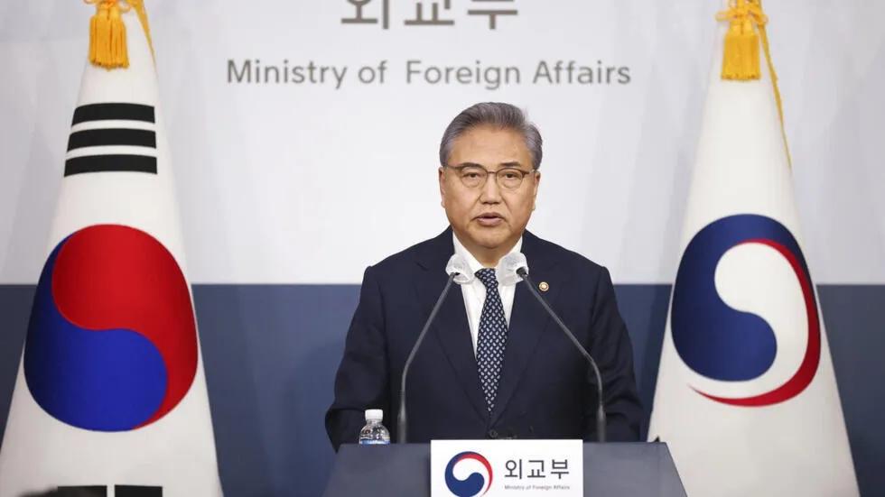韩国软了！恳求，咋都行，就是别遣返“脱北者”。韩国外长全球放软话：“有必要争取脱