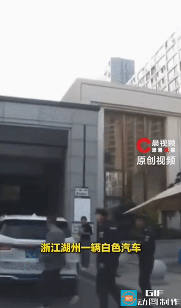 行车记录仪拍下全程：临时车进小区被拦，男子从后备箱掏出皮锤，砸向保安头部，人倒地
