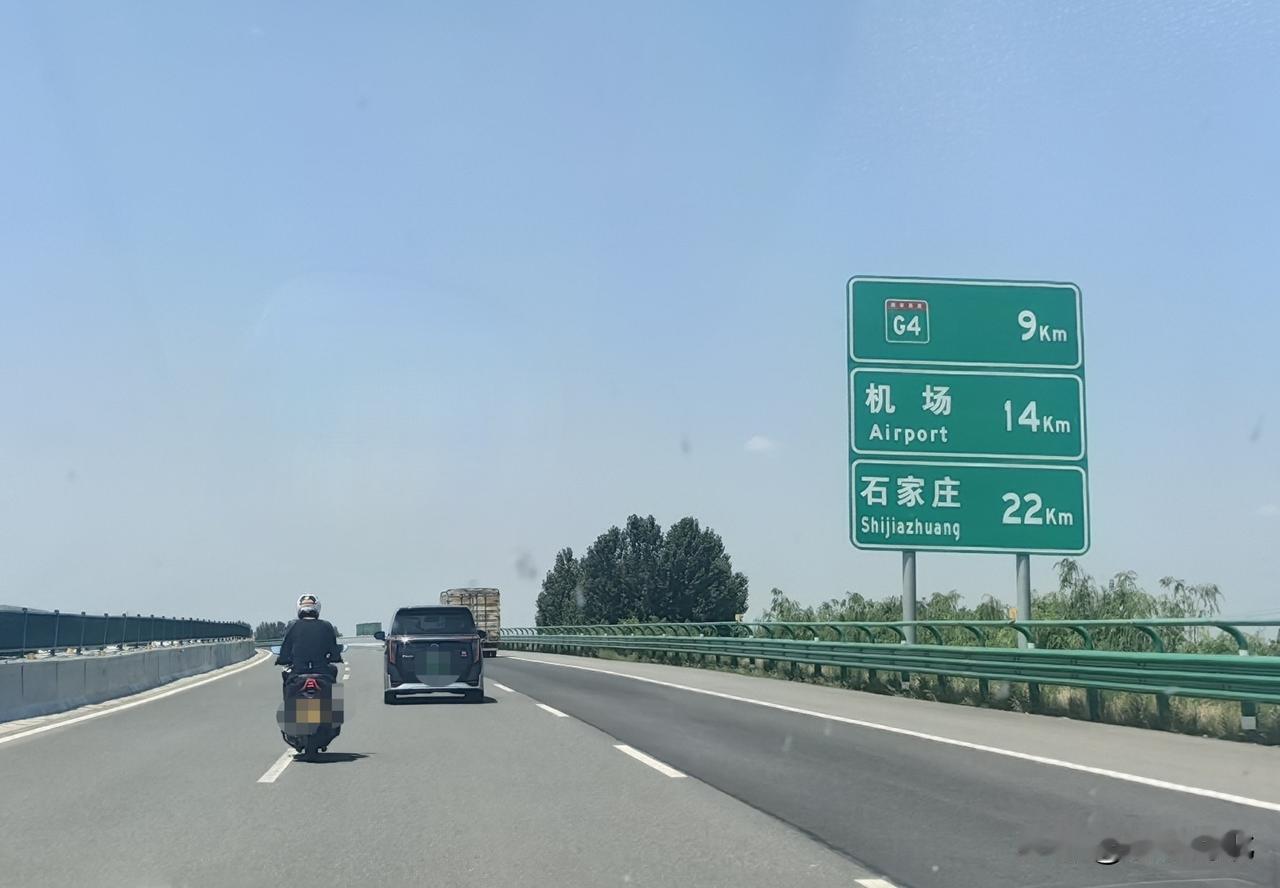 【实拍：津石高速出现摩托车高速穿行】2026年6月10日上午十一点多，行驶在津石